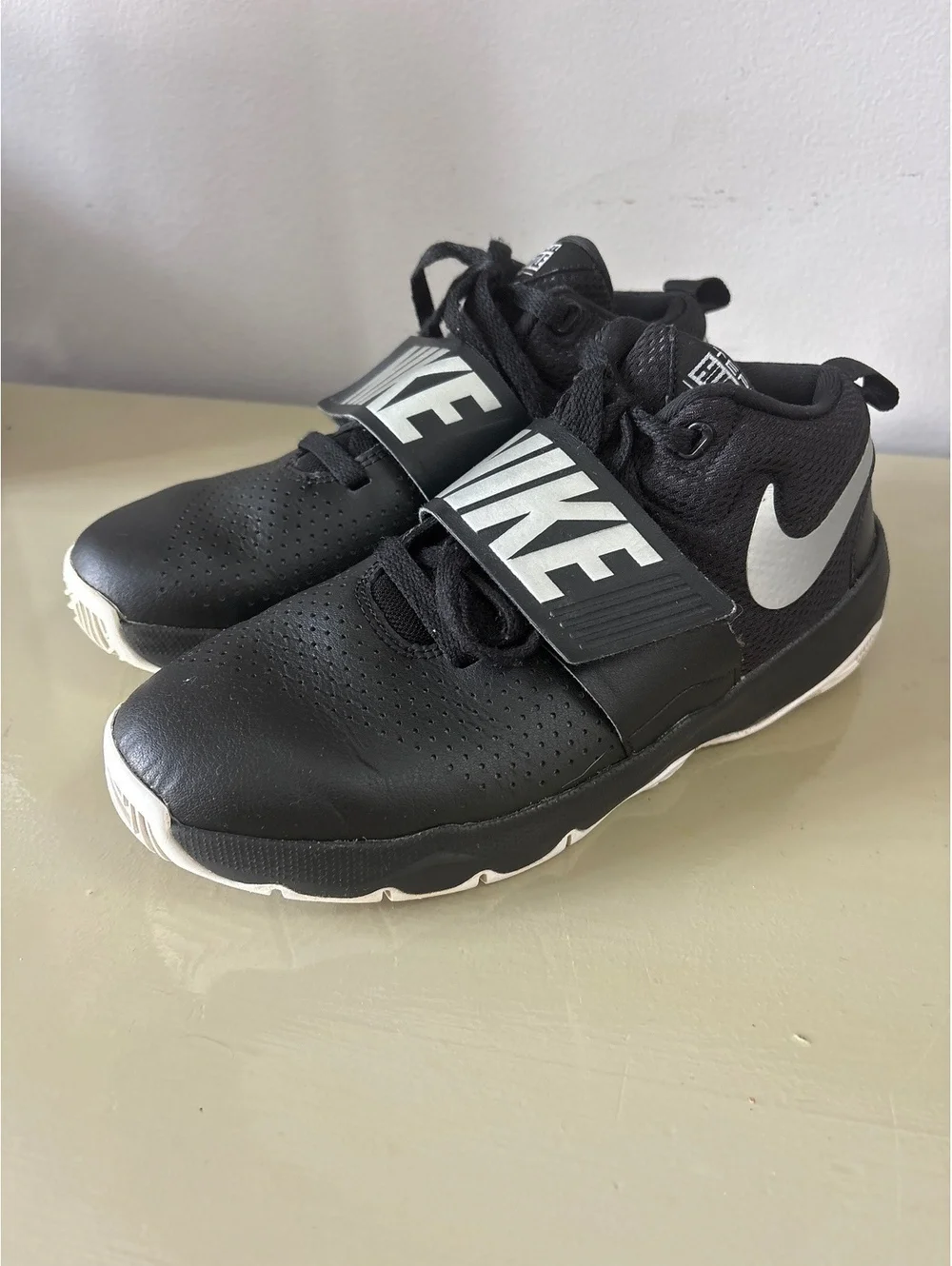 Nike Team Hustle D8 Boys Basketball Shoes Black Size 6 youth Kids